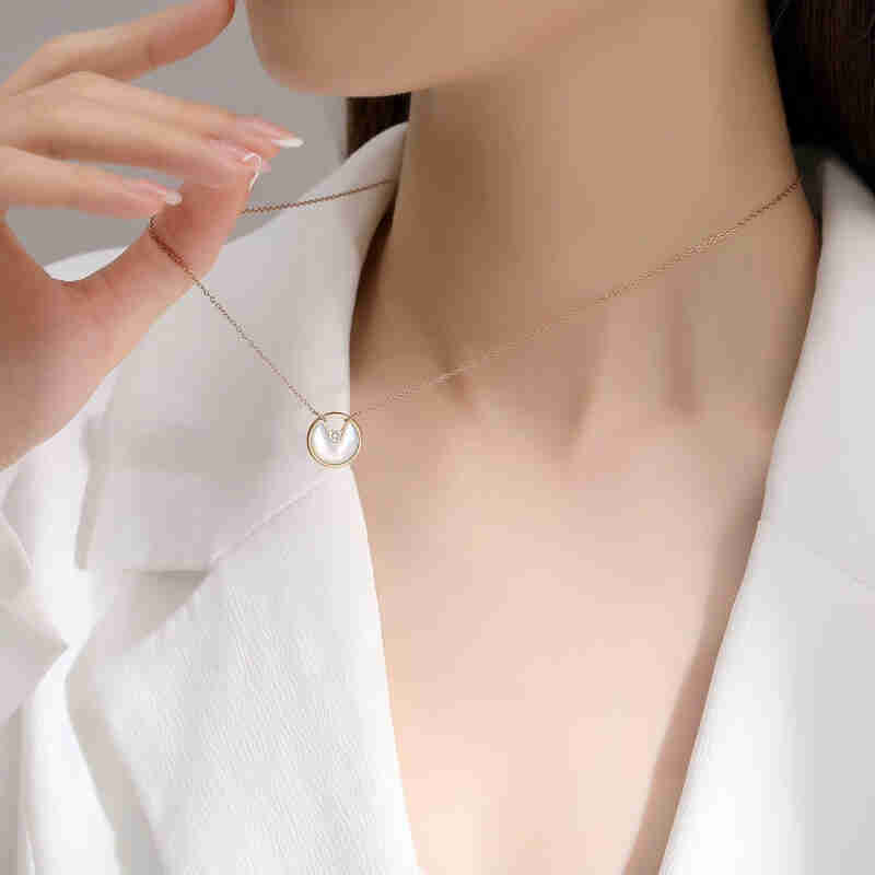 香港周六福护身符项链女性感锁骨链玫瑰金白贝母